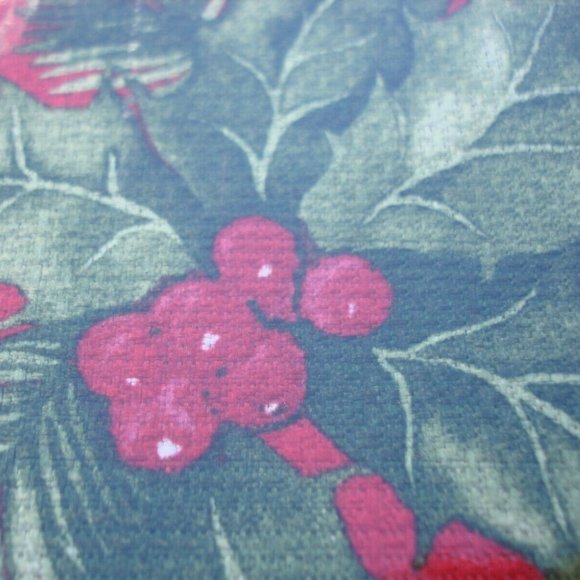 NEW 60" x 102" TABLECLOTH Christmas Fabric Traditional Red & Green Holly Leaves - Picture 4 of 4